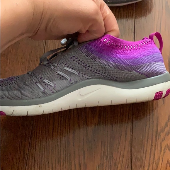 Nike Sneakers... Size 8 1/2 - Picture 3 of 15